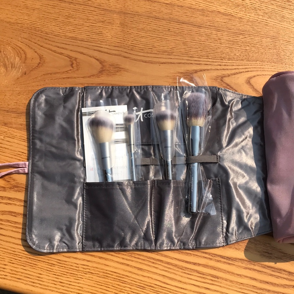 IT cosmetics brushes and travel case
